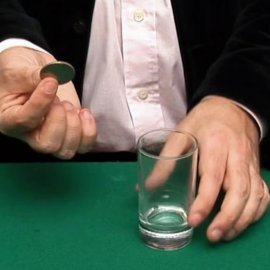 A través de la mesa